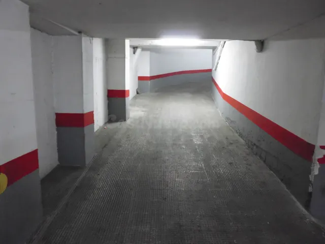 Plaza de garaje en sotano. Zona Luis Suñer.