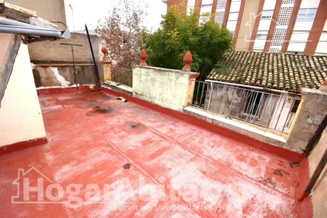 ¡EN PLENO CENTRO! CASA AMPLIA Y SEMIREFORMADA, CON BAJO COME - foto 4