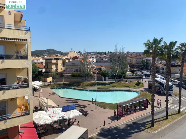 Ático dúplex familiar con 6 habitaciones, terraza de 70 m2 y