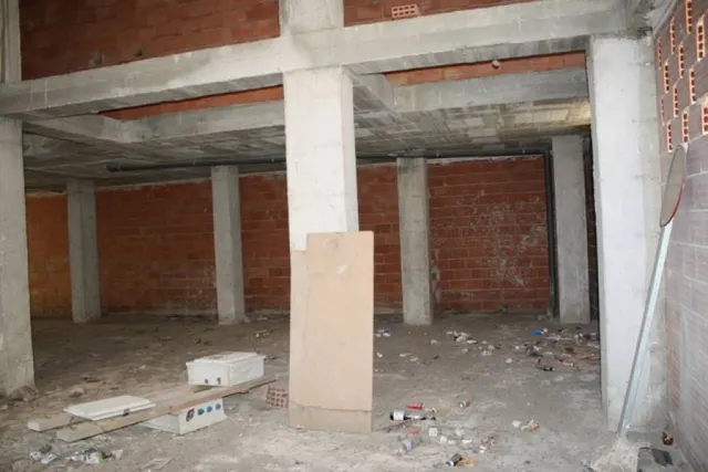 Local comercial en Orihuela cerca del Colegio Santo Domingo y de la Casa Museo de Miguel Hernández. — 4
