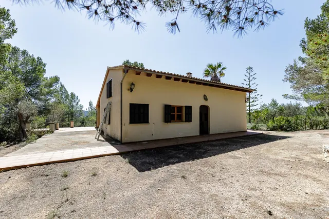 SE VENDE FANTASTICA FINCA RÚSTICA CON 35.000M2 DE TERRENO EN CALVIÀ — 33