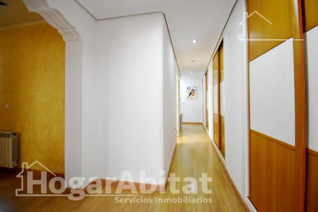 Extraordinaria amplitud en este luminoso primer piso con terrazas y trastero — 25