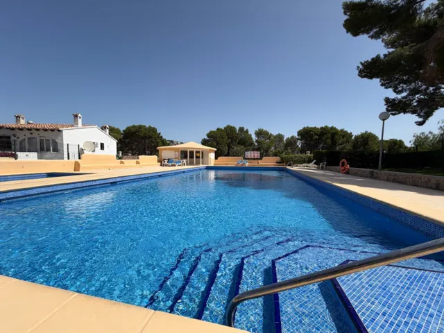 Encantador bungalow esquinero de una sola planta en Moraira Park — 3