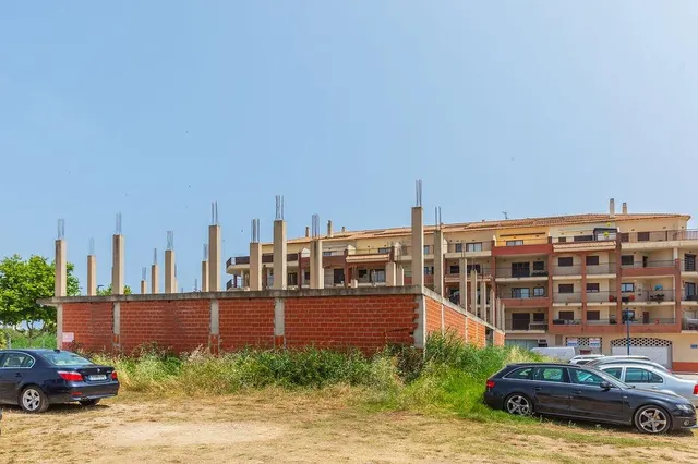 Edificio en obra parada en Llandells (Peñíscola) con proyecto para 39 viviendas y locales — 12