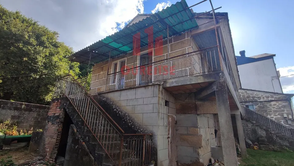 CASA INDEPENDIENTE DE PIEDRA CERCA DE LA MANCHICA Y PRÓXIMA A LA ENTRADA DE LA AG-31, dirección a Ourense-Celanova.