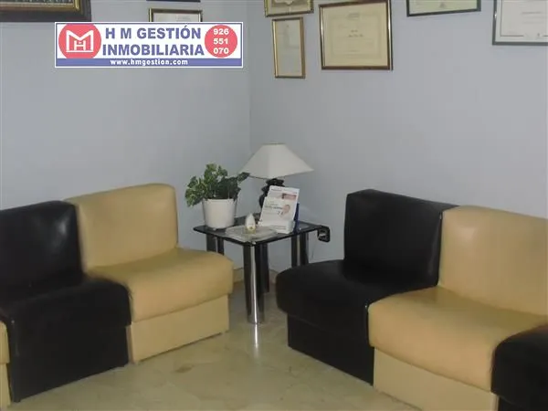 Casa en zona centro de Alcázar a 5 minutos de la Plaza de España, En planta baja.: Garaje para dos coches, 3 habitaciones, servicio, patio cubierto distribuidor, patio exterior de 50 m2 y cuarto de — 6