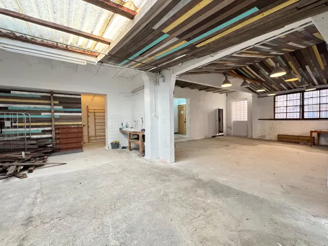 Nave en zona urbana con 264 m2 y con jardín de 114 m2 orientado al sur, garaje y gran potencial como estudio profesional. — 20