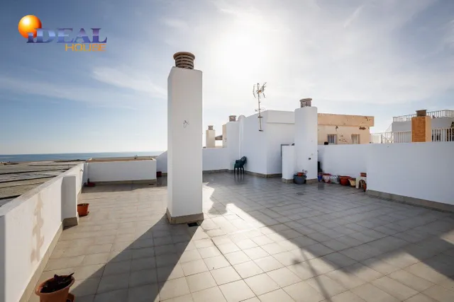 ESTUPENDO ATICO JUNTO AL MAR CON TERRAZA FANTASTICA — 40