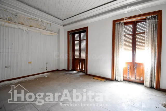 ¡EXCLUSIVA CASA EN EL CENTRO CON GRAN POTENCIAL PARA REFORMA - foto 3