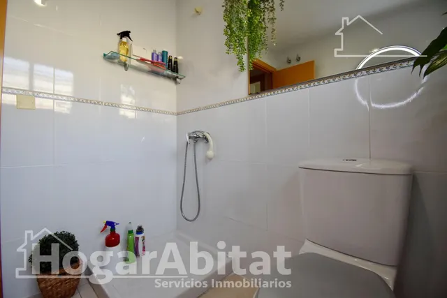 PRECIOSO ADOSADO EN URBANIZACIÓN CON PISCINA, GARAJE Y TERRAZA — 50
