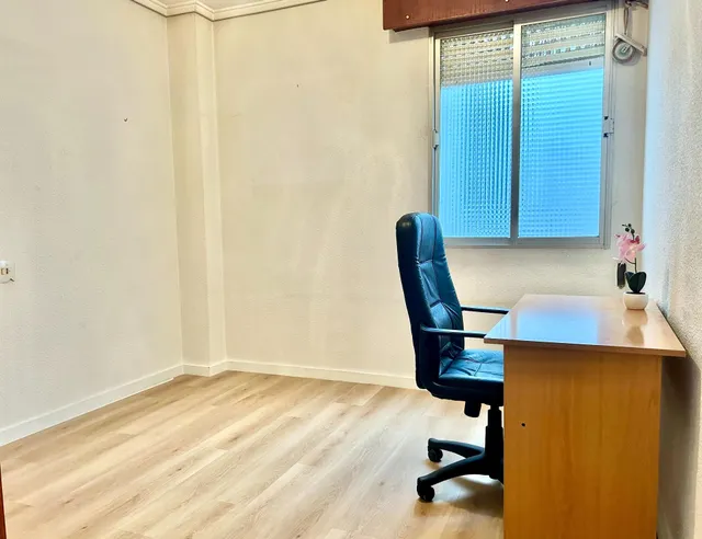 Amplio apartamento con vistas al Paseo, Frente al Club Náutico de Torrevieja — 9
