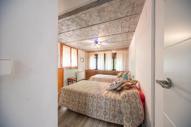 Ponemos a la venta este precioso y peculiar chalet con piscina privada. — 34
