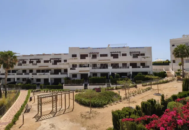 Amplio apartamento de 3 dormitorios a 600 metros de la playa y servicios — 21