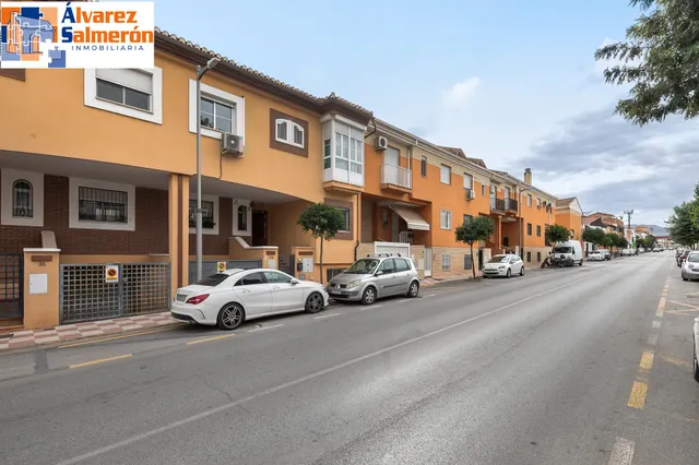 ¡Tu nuevo hogar te espera en Churriana de la Vega! Casa ados