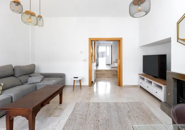Casa Adosada Ideal en Urbanización con Piscina - foto 3