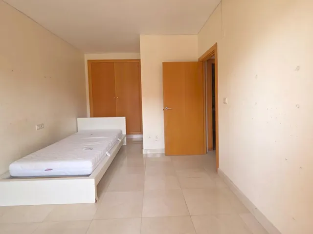 Magnífica y espaciosa casa adosada de 4 plantas (aprox. 176 m2). Varias terrazas y gran zona de piscina comunitaria. Cerca de campos de golf, La Zenia Boulevard, y a poco más de 5 km de las playas. — 16