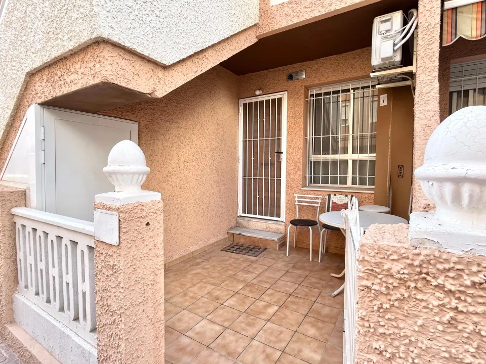 Bungalow con terraza, Alicante, Torrevieja. 2 habitaciones, 61 m2, 450 metros del mar