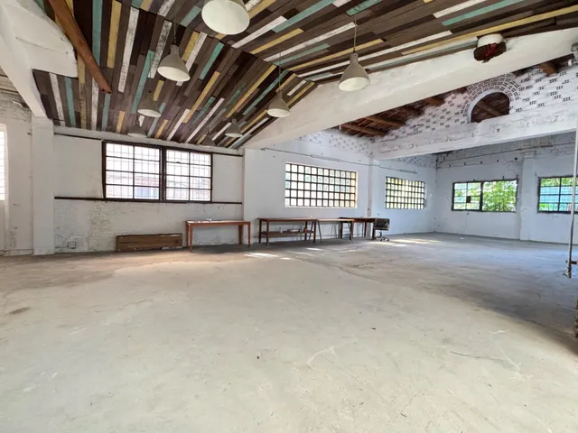 Nave en zona urbana con 264 m2 y con jardín de 114 m2 orientado al sur, garaje y gran potencial como estudio profesional. — 33