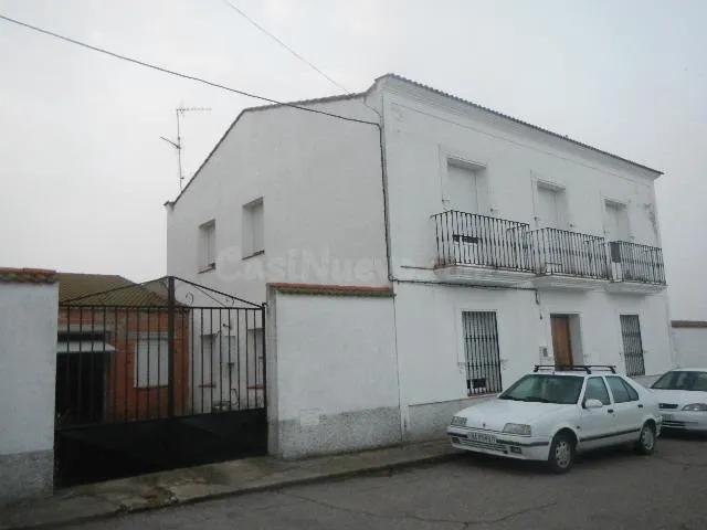 Se vende Casa Adosada OKUPADA en Calle Martires 87 Fuente de