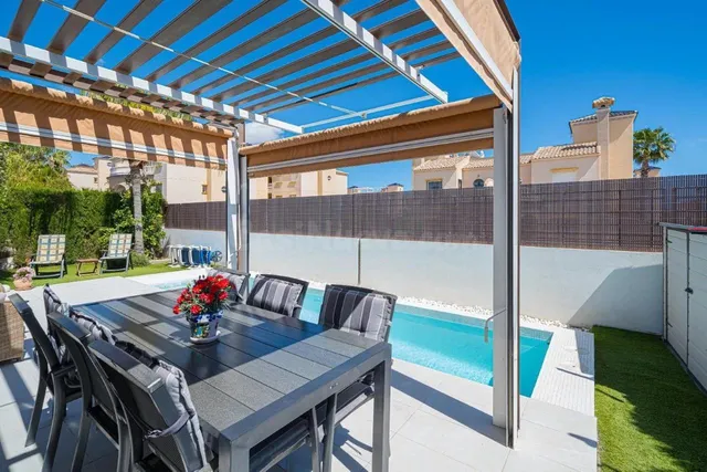 Se vende una villa moderna en la zona de Lomas de Cabo Roig  - foto 2