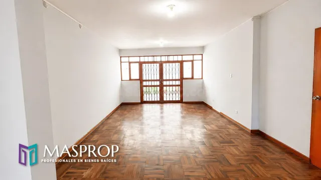 CALLE DEUSTUA – LOCAL COMERCIAL DE 5 PISOS CON ALTA CAPACIDA - foto 3