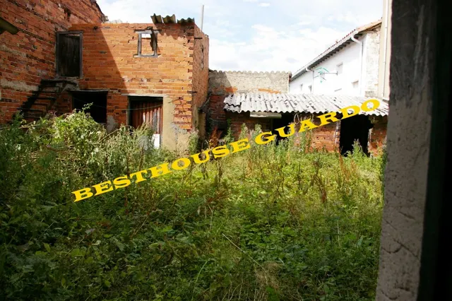 EDIFICIO EN GUARDO — 4