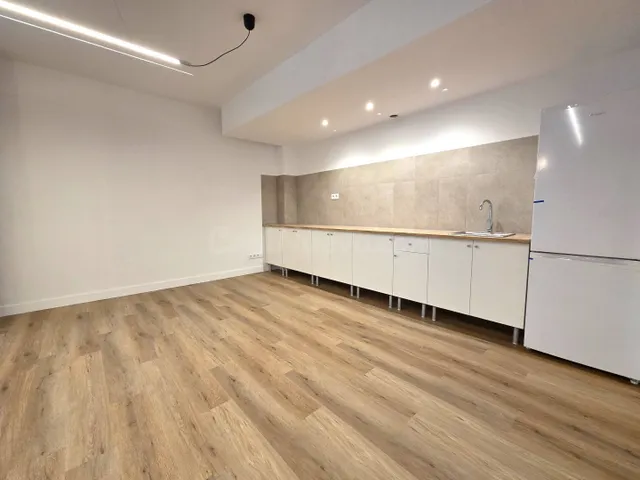 A la venta estupenda oficina reformada en el Paseo de Tomás  - foto 4