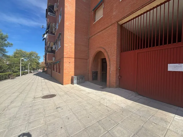 Poligono Residencial. Piso AMUEBLADO con 3 dormitorios y 2 baños . Piscina comunitaria. Garaje. — 10