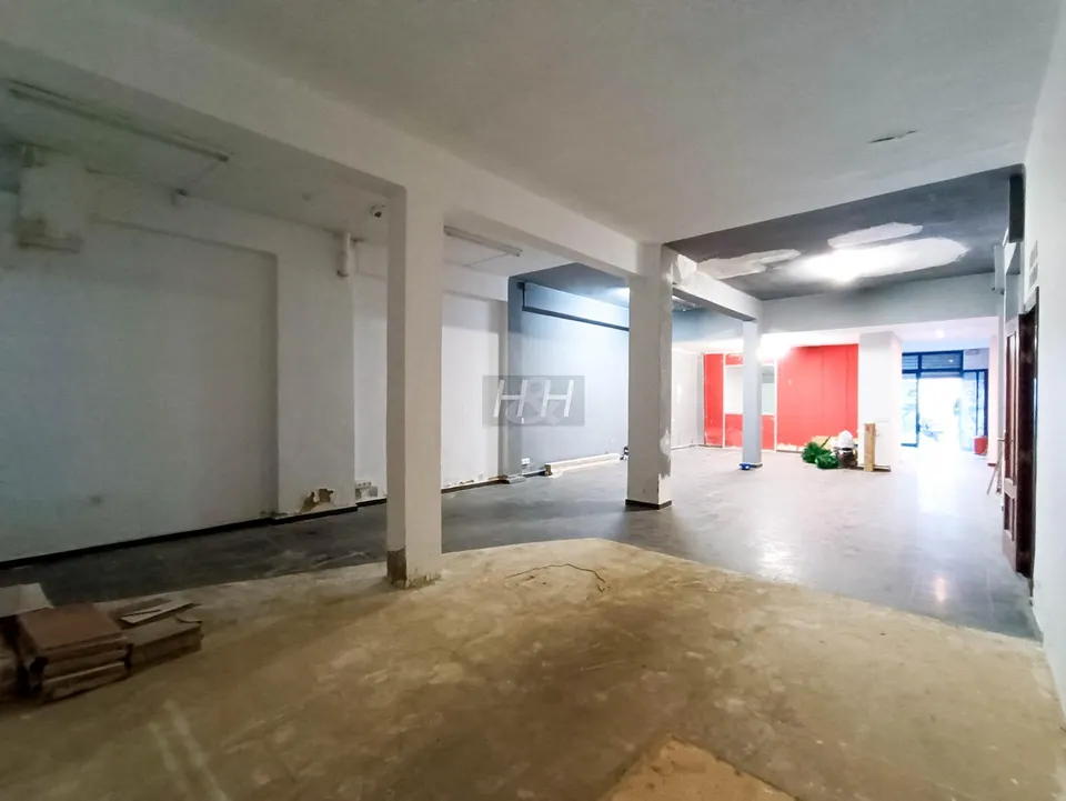 Local comercial amplio en Lauri Volpi. / HH Asesores, Inmobiliaria en Burjassot/