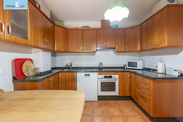 Chalet pareado con piscina, jardín y bonitas vistas a Granada en La Zubia — 22