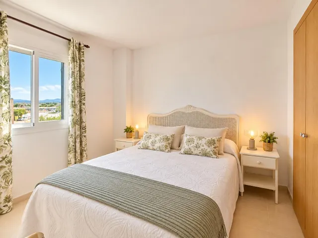 Ático luminoso con piscina comunitaria, parking y terraza privada — 9