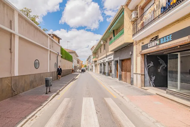 Amplio Local Comercial en Calle Calderón — 21