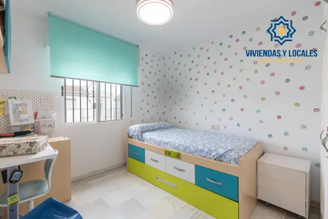 Casa independiente con piscina en La Zubia. — 24