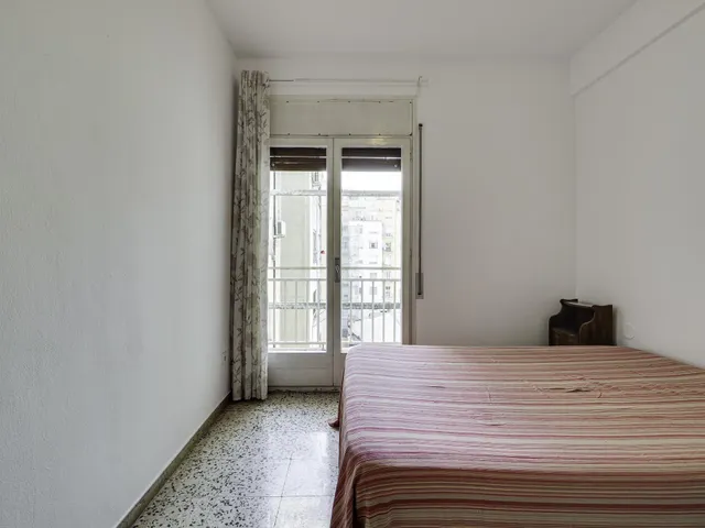 PISO EN OFERTA EN SAGRADA FAMILIA — 28