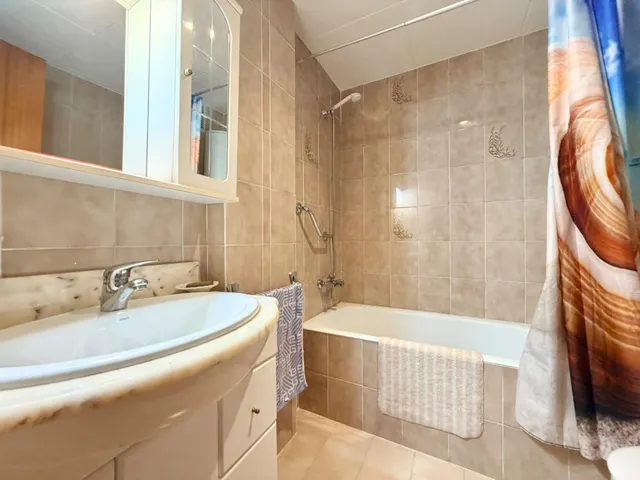 3 dormitorios, jardín, parking, piscina comunitaria. — 22