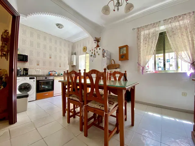 Vivienda amplia con patio-jardín, 5 habitaciones y trastero — 3