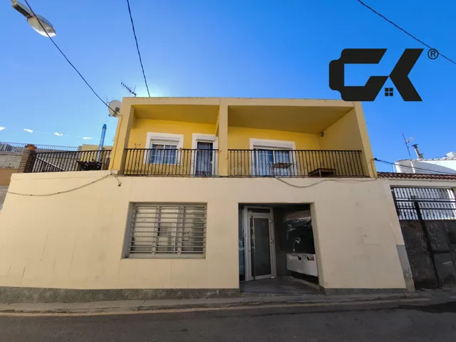 Amplia casa de pueblo con terraza y chimenea cerca de Lorca