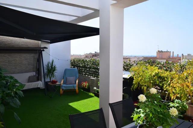 Ático orientado al sur con vistas al mar y amplia terraza en el centro de Torrevieja — 3