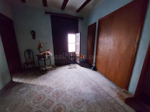 CASA PARA REFORMAR CON AMPLIA FACHADA — 2