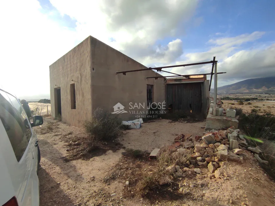 SE VENDE PARCELA RÚSTICA  DE 47.124 M CON CASA DIÁFANA EN ORITO.