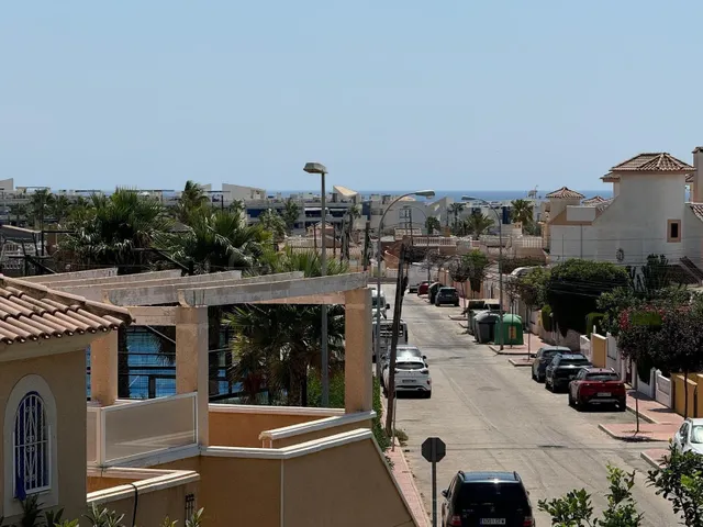 Casa independiente en gran parcela con piscina comunitaria y - foto 4
