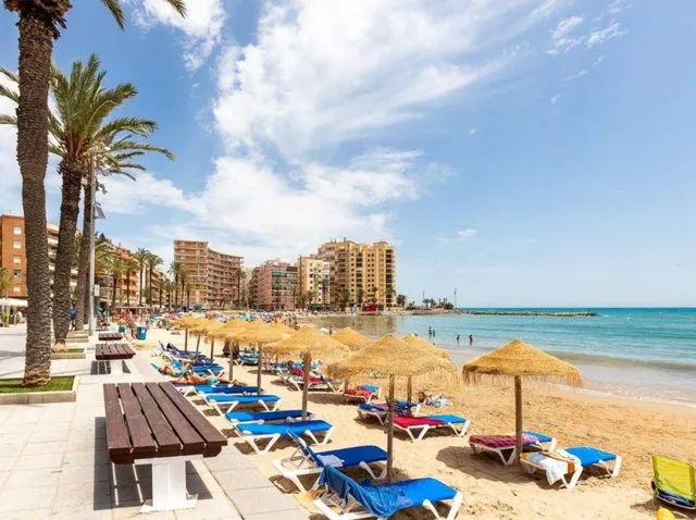 Apartamento con balcón, Alicante, Torrevieja. 2 habitaciones, 51 m2, 700 metros del mar — 29