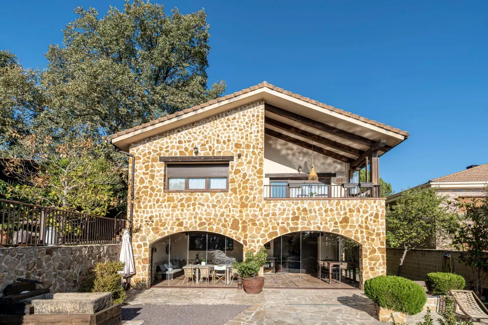 Chalet unifamiliar independiente de 320 m2 parcela de 992 con piscina y certificación A