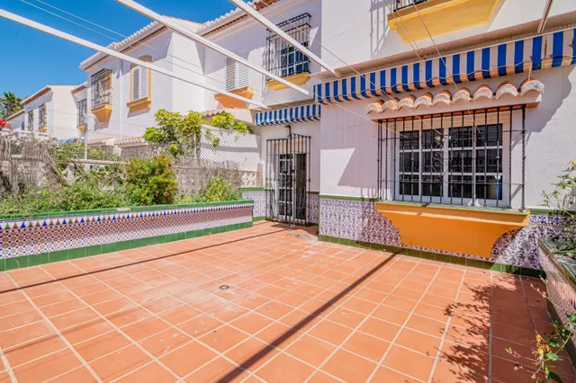 Chalet adosado en Salobreña playa, urb. privada con piscina y jardines. — 25