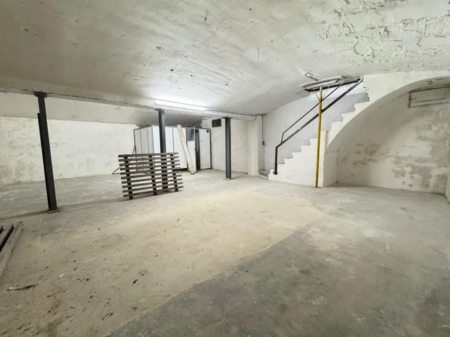Nave en zona urbana con 264 m2 y con jardín de 114 m2 orientado al sur, garaje y gran potencial como estudio profesional. — 23