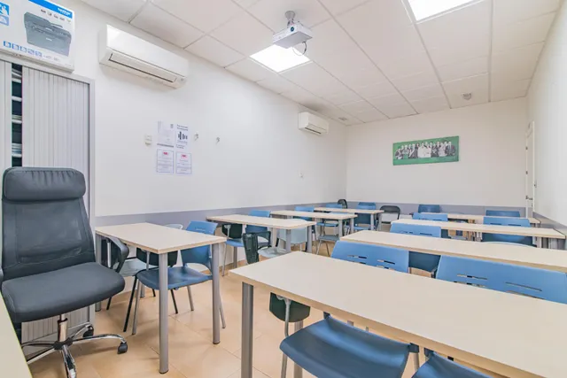 OPORTUNIDAD LOCAL COMERCIAL EN RENTABILIDAD EN EL BARRIO ALBAYDA — 12