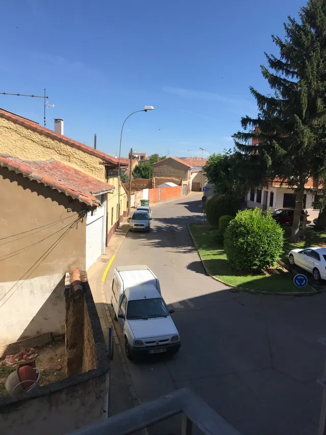 Se vende amplio piso en el centro, cocina, salón, 3 hab., 3 baños, trastero y garaje. Para entrar . — 5