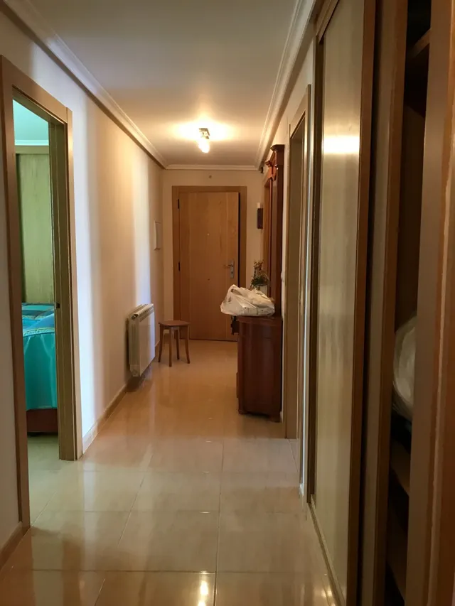 Se vende amplio piso en el centro, cocina, salón, 3 hab., 3 baños, trastero y garaje. Para entrar . — 18