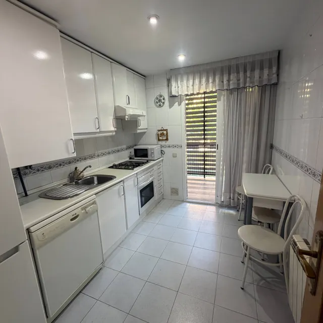 Urbanizacion privada con piscina, 4 dormitorios, 2 baños y posibilidad de adquirir una plaza de garaje doble — 7