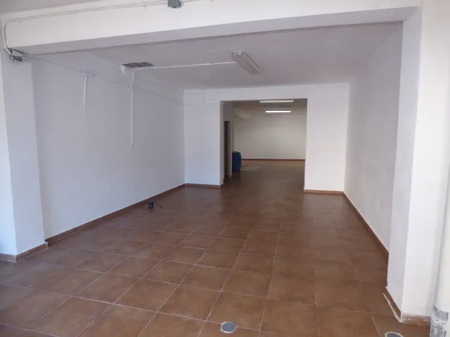 Local situado en Marina Española, de 96 m2, reformado, con pavimento de gres, dos estancias y dos aseos. — 9